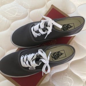 Grey vans women’s 7, men’s 5.5